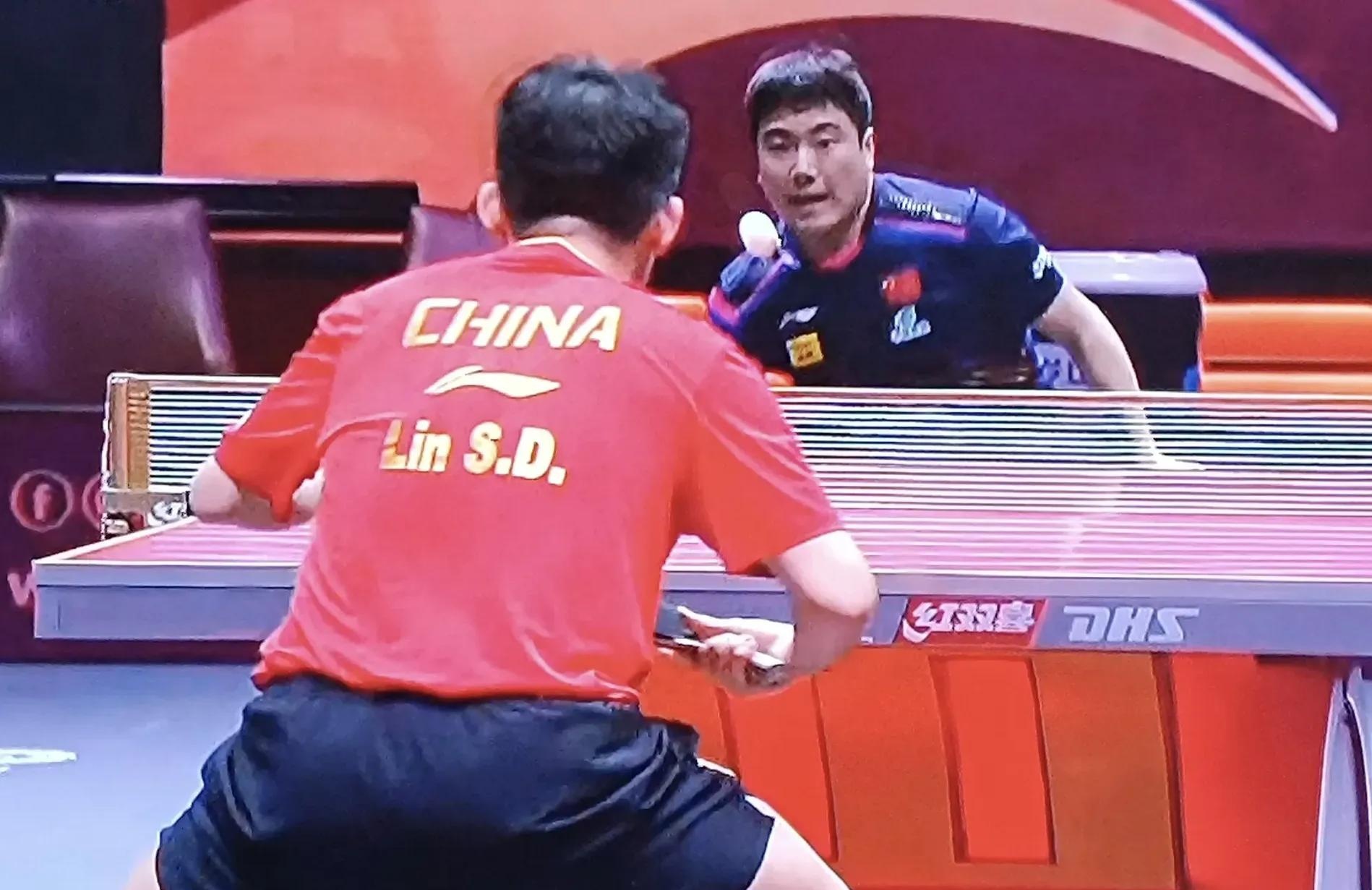 英格兰队鏖战德国队，梁靖崑高光表现